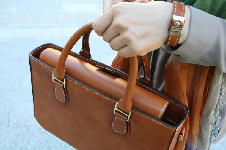 Revendre un sac vintage Valentino marron d'une ancienne collection, Nice, LUXURY AND PRIM